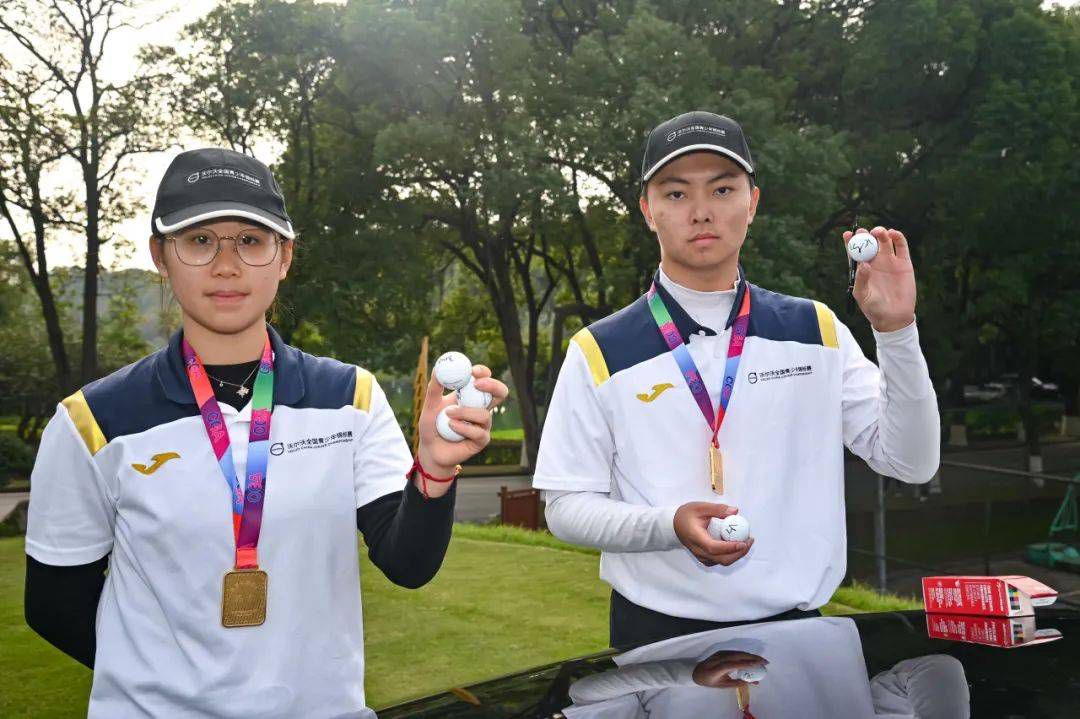 穆里尼奥：热刺的奖杯陈列室空空荡荡 却在决赛前两天解雇我穆里尼奥参加前切尔西中场米克尔的The Obi One Podcast节目时嘲讽热刺，穆帅表示热刺没有什么奖杯，却在决赛前两天把他解雇了。